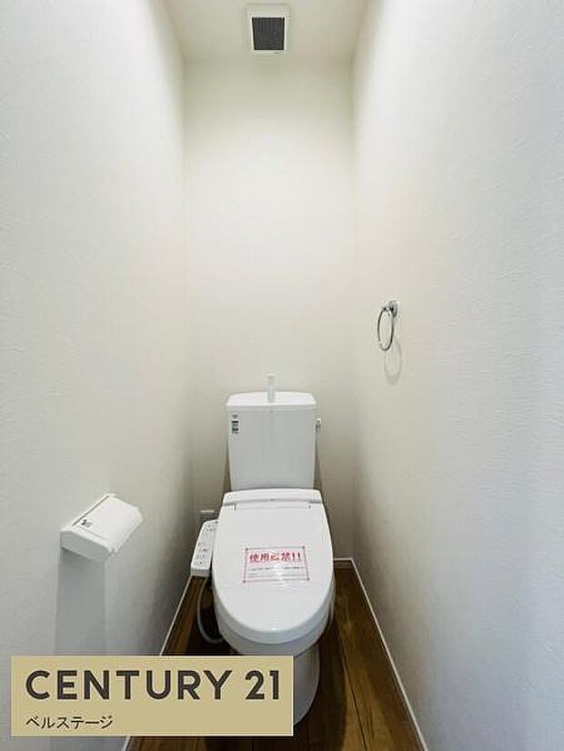 トイレは落ち着いた色合いでまとめられ、ゆったりと利用できる空間。窓が設けられているため自然光を取り込め、換気にも配慮された使いやすいトイレです。