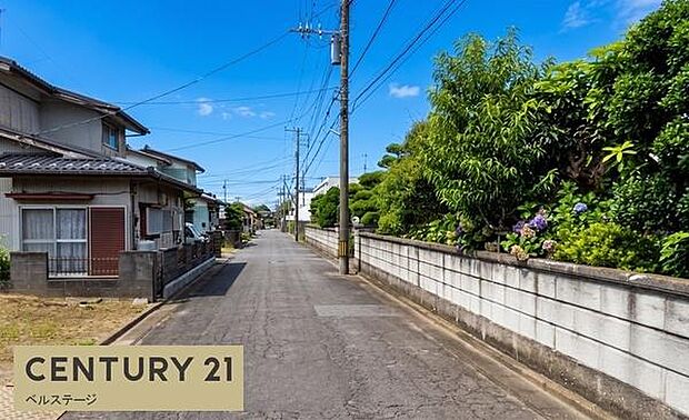 自然に囲まれた田舎風景な住環境!全面道路も広く車の出入れもしやすい!見通しも良く過ごしやすい住まいです!