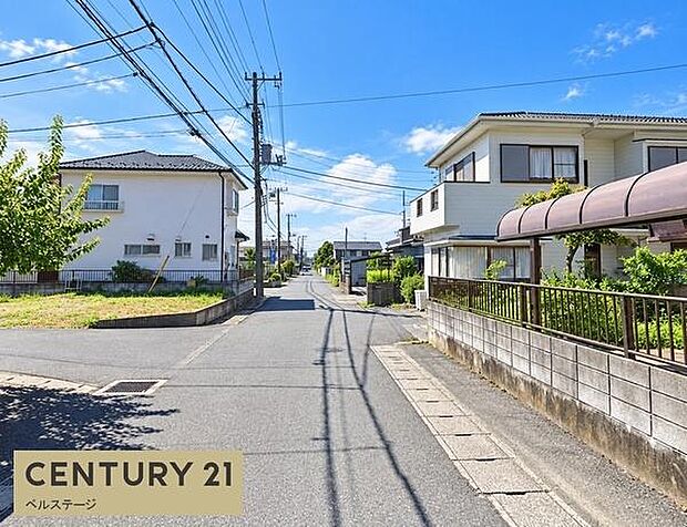 落ち着いた住宅街に位置する前面道路は、見通しがよくすっきりとした印象。道路幅も広くゆったりとしており、車の出し入れや日々の移動などもスムーズです。周辺の街並みも整い、穏やかに暮らせる住環境が魅力です。
