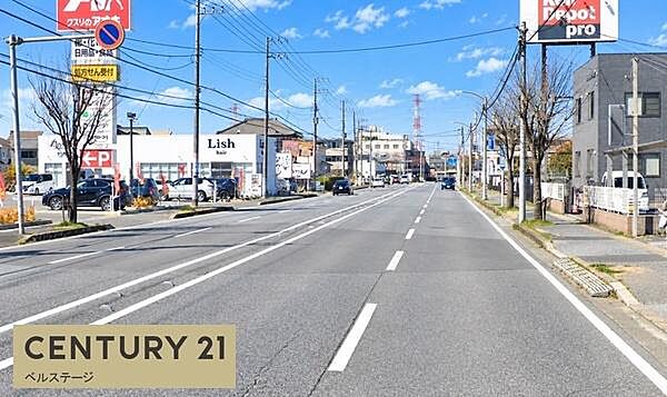 小学校やコンビニなど日常生活に便利な施設が身近に揃う住環境。毎日の通勤・通学から買い物まで、暮らしの負担を軽減してくれる立地です。