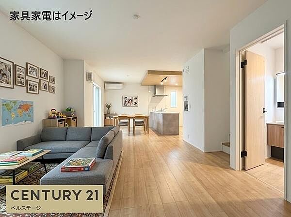 家具の配置がしやすいゆとりあるLDKは、家族が自然と集まる心地よい空間。ダイニングで食事を楽しんだり、ソファでくつろいだり、家族それぞれの時間も快適に過ごせます。明るい陽射しも魅力です。毎日を快適に。