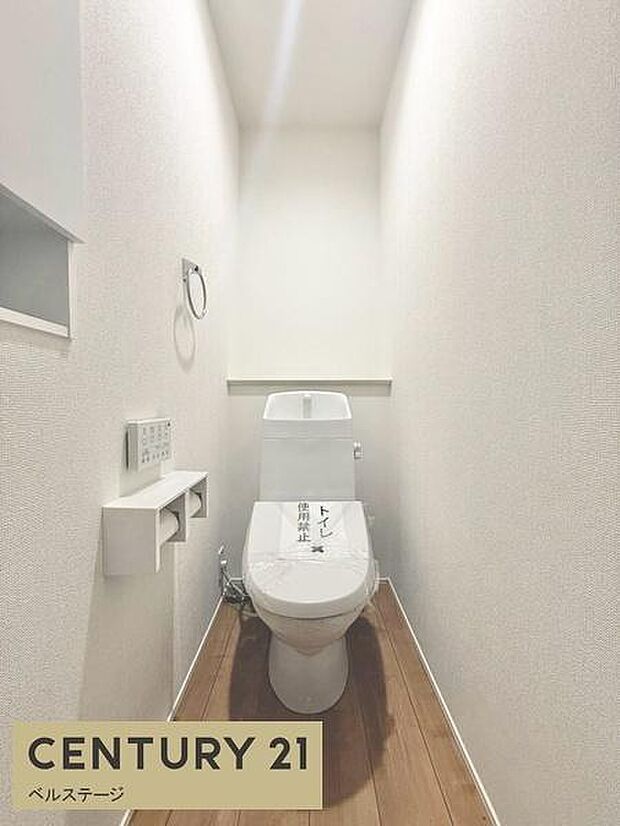 トイレは落ち着いた色合いでまとめられ、ゆったりと利用できる空間。窓が設けられているため自然光を取り込め、換気にも配慮された使いやすいトイレです。