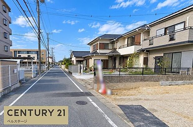 周囲は落ち着いた住環境が保たれており、プライバシーも守られやすい立地です。お家でのリラックスタイムを大切にしたい方に最適な周辺環境です。