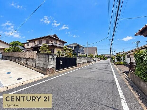 周囲は落ち着いた住環境が保たれており、プライバシーも守られやすい立地です。お家でのリラックスタイムを大切にしたい方に最適な周辺環境です。