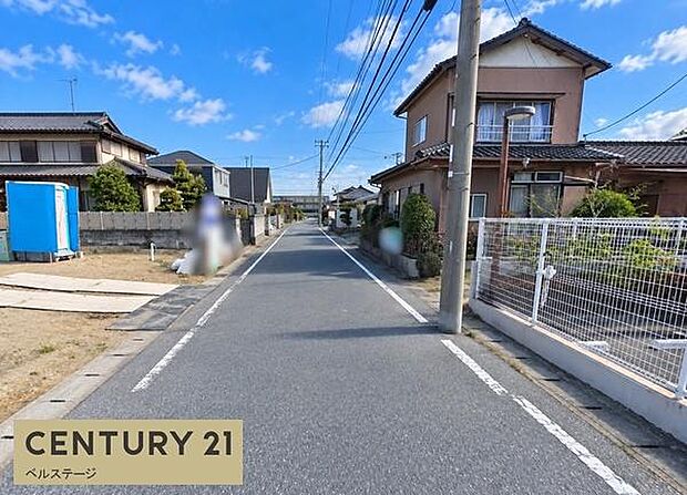 対向車を気にせず落ち着いてバック駐車が可能です!静かで落ち着いた住環境でありながら、日々の車の出し入れもストレスフリー。運転に自信がない方にも大変おすすめな立地です。
