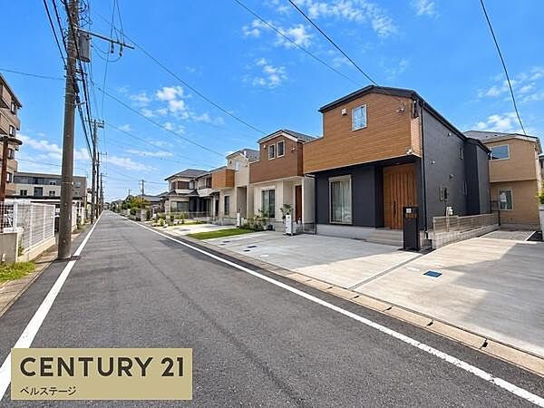 対向車を気にせず落ち着いてバック駐車が可能です！静かで落ち着いた住環境でありながら、日々の車の出し入れもストレスフリー。運転に自信がない方にも大変おすすめな立地です。