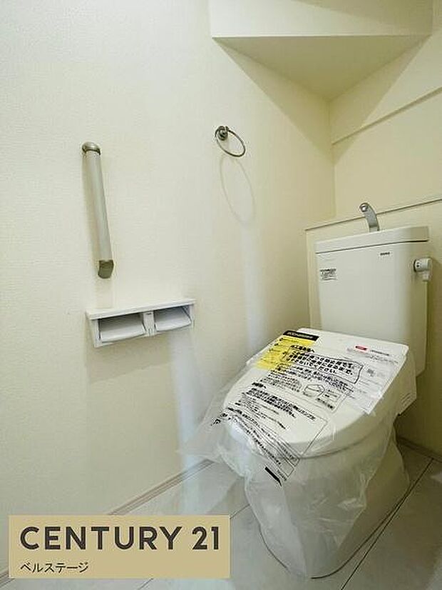 清潔感のある明るいトイレは、毎日気持ちよく使える快適な空間。手すり付きで使いやすく、家族みんなに嬉しい設計です。ゆったりとした広さでお掃除もしやすく、快適な暮らしを支えます。