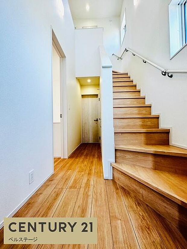 木目を活かした階段とフローリングが印象的な2階ホール。手すりも設置されており、階段の上り下りにも配慮されています。各居室へつながる動線が分かりやすい造りです。