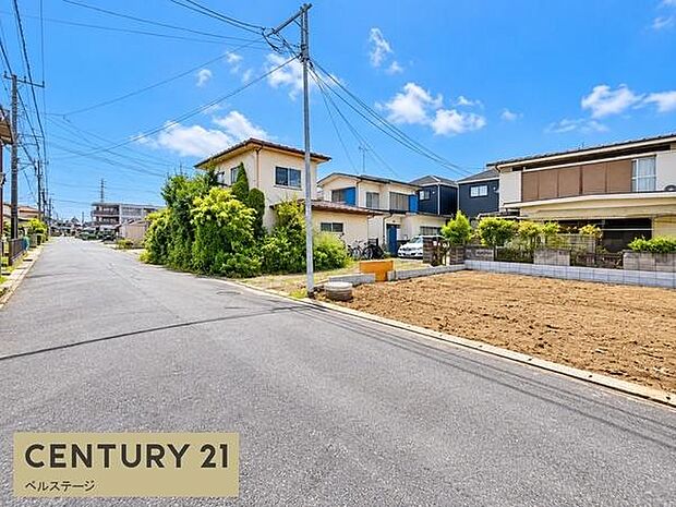 落ち着いた住宅街に面した前面道路は、周辺の街並みに馴染んだ穏やかな住環境。車の出入りもしやすく、毎日の通勤やお買い物など、日々の暮らしを快適にサポートしてくれます。住宅街ならではの安心感も魅力です。