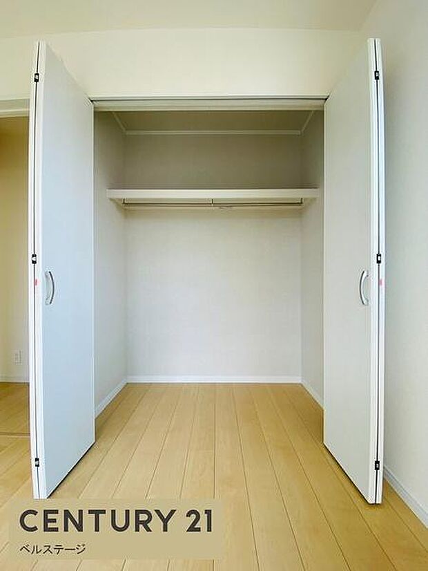 収納力のあるクローゼットを備えた居室で、衣類やバッグ、小物などをすっきり整理できます。棚やハンガーパイプを活用して使い分けができ、室内を広々と保ちながら快適に暮らせる収納スペースです。