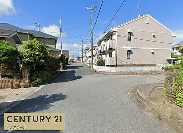 前面道路は開放感があり、ゆったりとした街並みが魅力。車の出し入れもしやすく、日々の移動も快適。落ち着いた住環境で、家族との暮らしをのびのび楽しめます。