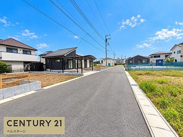前面道路は見通しの良いゆったりとした道路で、車の出入りもスムーズ。毎日の通勤や買い物など車移動のしやすさも魅力です。周辺には自然が残り、落ち着いた暮らしを楽しめる住環境です。