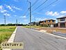 その他：前面道路はゆったりとした舗装道路で、車の出入りもしやすい住環境。周囲には自然も残り、穏やかな街並みが広がります。毎日の通勤や買い物など、車移動の多いご家庭にも嬉しい立地です。