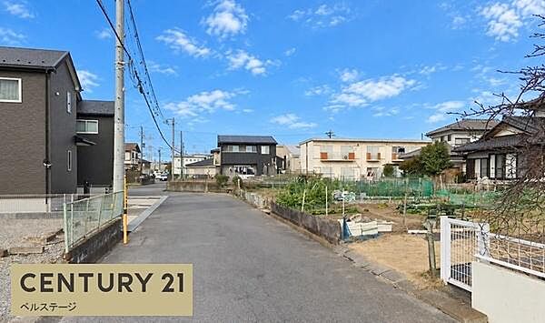 周辺は戸建て住宅が並ぶ穏やかな街並みで、落ち着いて暮らせる住環境。道路も比較的ゆったりとしており、日々の車移動にも便利。駅や学校、買い物施設へもアクセスしやすい立地です！
