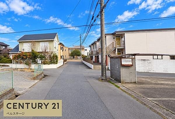 広々とした敷地が魅力の売土地。周囲は戸建て住宅が建ち並ぶ落ち着いた街並みで、ゆとりある住まいを実現できます。前面道路も整っており、車の出入りもしやすく、快適な暮らしを叶えられる住環境です。
