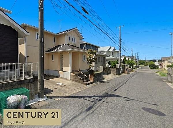 閑静な住宅街に佇む、明るく開放的な住まい。周辺には緑も多く、落ち着いた街並みが広がります。広々とした駐車スペースがあり、来客時にも使いやすいゆとりある住環境です！