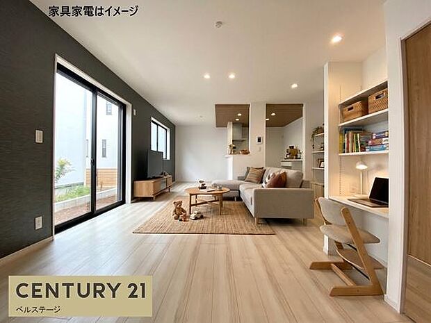 窓から明るい光が差し込む、開放感のあるリビング。家具を配置しやすいゆとりある空間で、ソファやテーブルを置いて家族団らんの時間を楽しめます。収納も備えたら、すっきり暮らせるのが魅力ですよ！