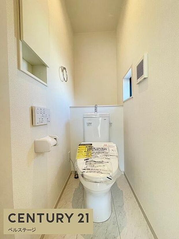 温水洗浄機能を備えたトイレは、毎日を快適に支える清潔感のある空間です。操作パネルは手の届きやすい位置にあり、使い勝手にも配慮。棚やタオル掛けも設けられ、必要な小物をまとめて置けます！