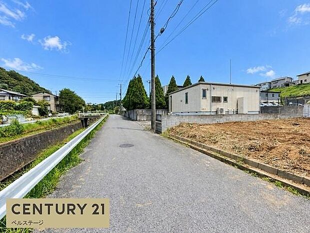 落ち着いた住宅街に面した前面道路は、周辺の街並みに馴染んだ穏やかな住環境。車の出入りもしやすく、毎日の通勤やお買い物など、日々の暮らしを快適にサポートしてくれます。住宅街ならではの安心感も魅力です。