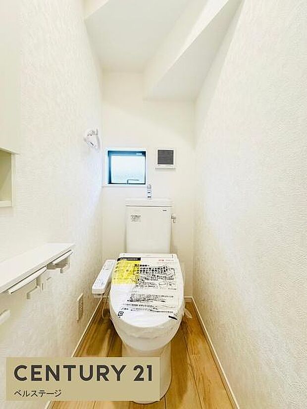 明るく清潔感のあるトイレで、落ち着いて使える空間です。便器まわりにもゆとりがあり、掃除の際にも動きやすそうな造り。毎日の使用だけでなく、お手入れのしやすさも考えたいポイントです。