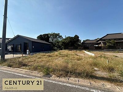 外観:青空に映えるスタイリッシュな外観が印象的な新築平屋。シンプルで落ち着いたデザインに、ゆとりある駐車スペースを確保。毎日の帰宅が楽しみになる、家族の新生活にぴったりの住まいです。 外観:青空に映えるスタイリッシュな外観が印象的な新築平屋。シンプルで落ち着いたデザインに、ゆとりある駐車スペースを確保。毎日の帰宅が楽しみになる、家族の新生活にぴったりの住まいです。