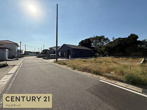 見通しの良い道路に面しており、お車の出し入れがとてもスムーズに行える住環境です。左右の視界がしっかり確保できるため、毎日の通勤や送迎、大きな買い物の際にも安心感をもって快適に運転していただけます。
