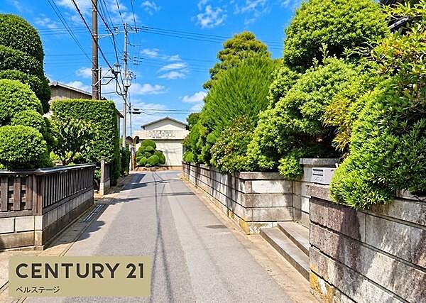 落ち着いた住宅街に位置し周囲の建物や緑に囲まれた穏やかな住環境。前面の道路は先まで見通しやすく、毎日の通勤やお買い物など、日常のお出かけにも便利です。静かな街並みの中でゆったりとした暮らしを楽しめます