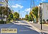その他：見通しのよい道路が広がっています。街路樹の緑が道沿いに並び、季節ごとの景色を楽しめるのも魅力。歩道も設けられているため、駅までの通勤や近隣へのお出かけなど、日々の移動をイメージしやすい住環境です。