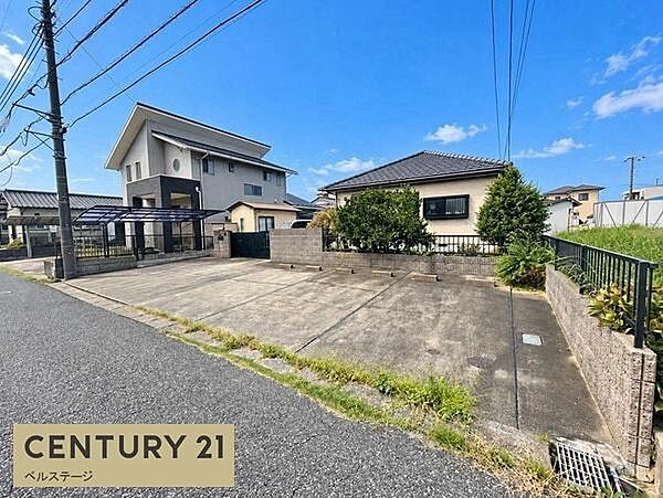 青空に映える開放的な敷地空間が魅力！ご家族のお車だけでなく、来客用や将来のお車増車にもしっかり対応できます。ゆったりとした敷地で快適な毎日を過ごしてみませんか。