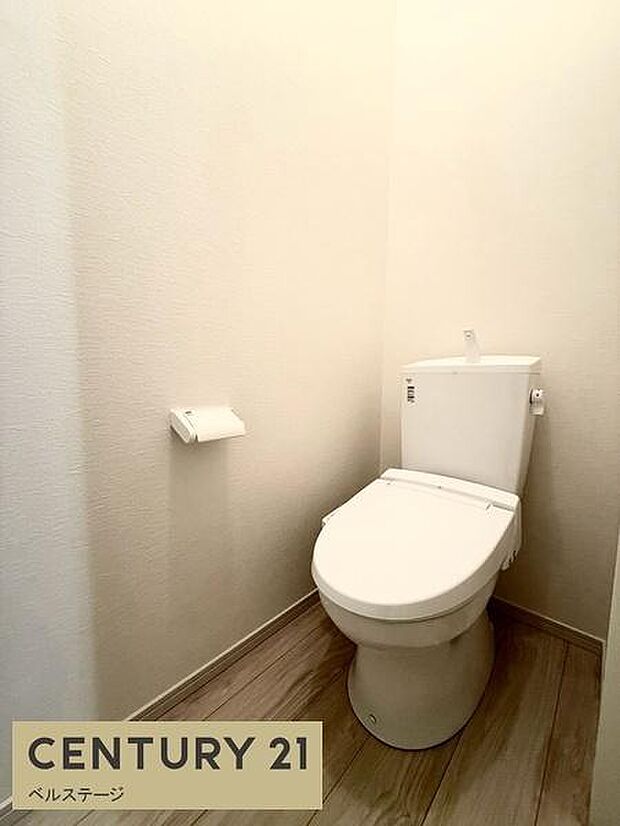 清潔感のある明るいトイレで、落ち着いて使える心地よい空間。収納スペースを付ければトイレットペーパーや掃除用品などをすっきり整理できます。お洒落なアクセントクロスは殺風景にならず気分も上がります!