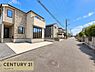その他：周囲は落ち着いた住宅街で、比較的見通しのよい道路が住まいの前に広がっています。車での出入りや日々のお出かけにも便利な立地。周辺は自然を感じられ、街並みを感じながら穏やかな暮らしを楽しめる住環境です。