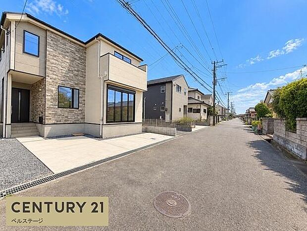 周囲は落ち着いた住宅街で、比較的見通しのよい道路が住まいの前に広がっています。車での出入りや日々のお出かけにも便利な立地。周辺は自然を感じられ、街並みを感じながら穏やかな暮らしを楽しめる住環境です。