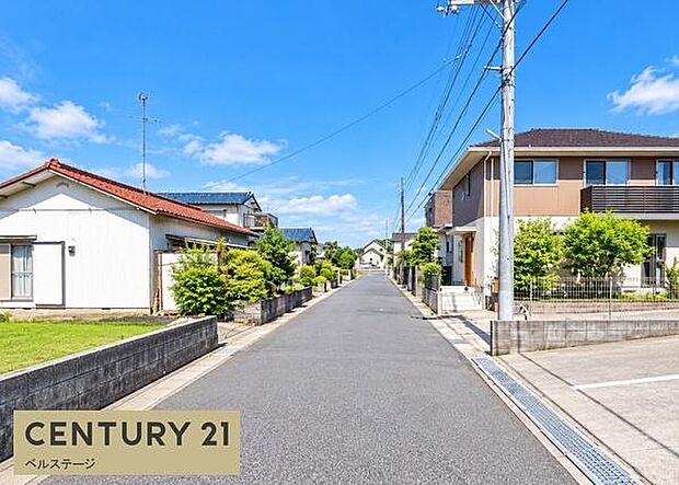 周囲は落ち着いた住宅街で、比較的見通しのよい道路が住まいの前に広がっています。車での出入りや日々のお出かけにも便利な立地。周辺は自然を感じられ、街並みを感じながら穏やかな暮らしを楽しめる住環境です。