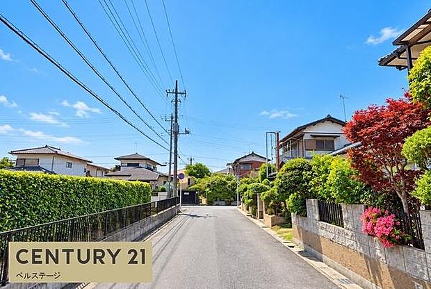 周囲は落ち着いた住宅街で、比較的見通しのよい道路が住まいの前に広がっています。車での出入りや日々のお出かけにも便利な立地。周辺は自然を感じられ、街並みを感じながら穏やかな暮らしを楽しめる住環境です。