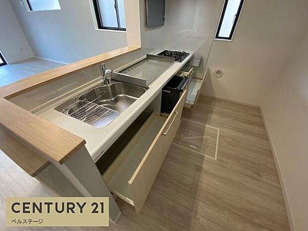 ダイニングを見渡せる対面式のキッチンです！3口ガスコンロで、品数の多い日の同時調理もスムーズ！白いカウンタートップが明るい印象で、毎日のお料理がもっと楽しくなる！
