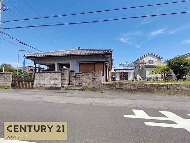 見通しの良い道路に面しており、お車の出し入れがとてもスムーズに行える住環境です。左右の視界がしっかり確保できるため、毎日の通勤や送迎、大きな買い物の際にも安心感をもって快適に運転していただけます。