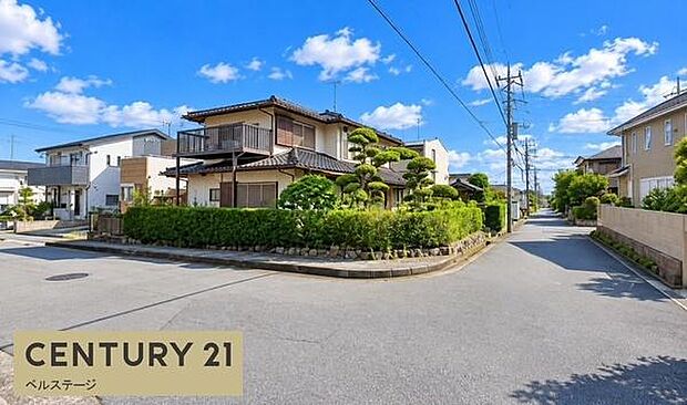 前面道路は見通しがよく、ゆとりを感じられる住環境。車の出し入れもしやすく、毎日の通勤・買い物もスムーズ。周辺は落ち着いた街並みで、家族で安心して暮らせる住環境です。