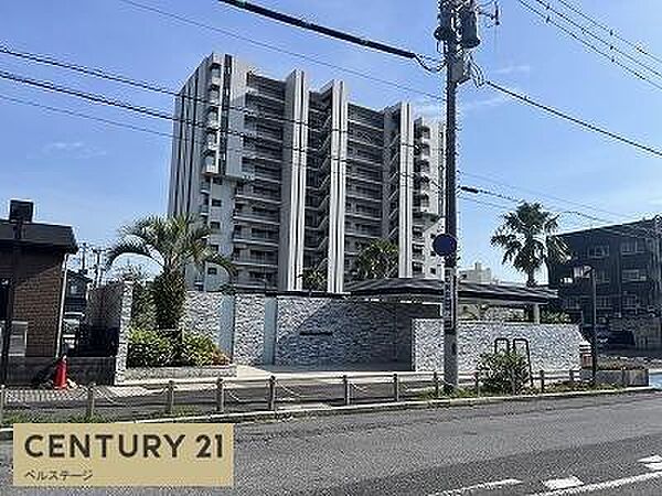 存在感のある堂々としたフォルムと、上品な色合いが目を引くディオヒルズ木更津。美しく整えられた植栽や重厚感のある外構が、建物の魅力をさらに引き立てます。上質な住まいをぜひ現地でご覧ください。