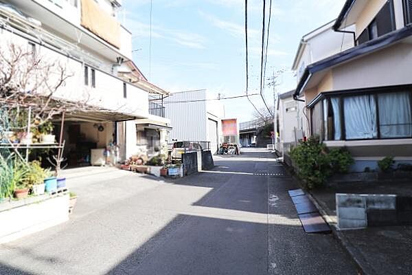西側からみた前面道路