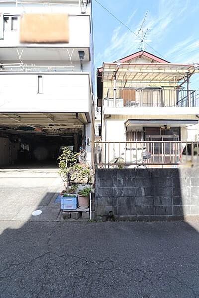 ※本物件2階の庇が隣地に越境の可能性あり
