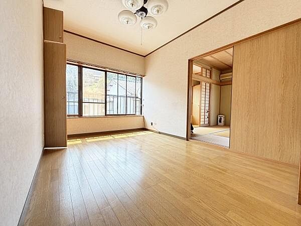 2F洋室、別角度からの写真です。ライフスタイルの変化に合わせて様々な用途でご使用可能◎