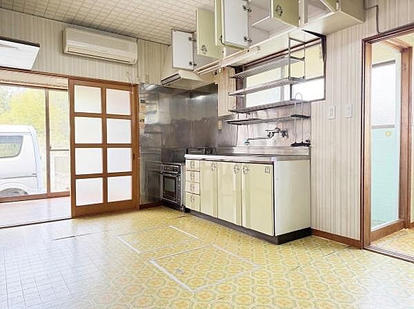 棚や収納箇所が豊富にあるキッチン♪窓付きのため換気もしやすく、明るい空間でお料理が出来ます。