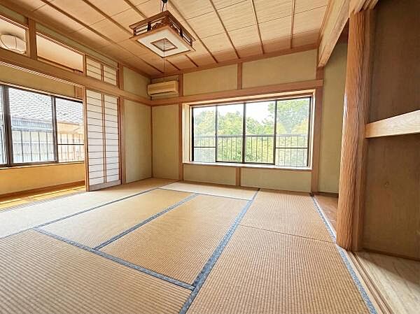 2F和室、ゆとりがあり、窓からの風が通り抜ける居心地の良い和室です♪※AI加工にて残置物の一部を消去しています。
