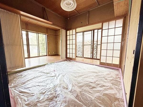 1F南側4.5帖和室、隣の廊下は広めなつくりです。テーブルや椅子を置いてもゆとりがあります。※AI加工にて残置物の一部を消去しています。