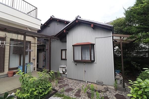 庭から見た離れ