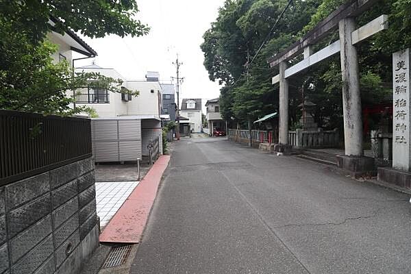 目の前に稲荷神社があります