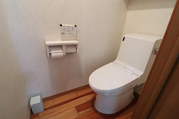 1階トイレです！トイレにも木の温もり♪