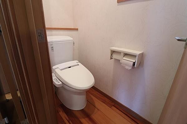 2階トイレです！トイレにも木の温もり♪