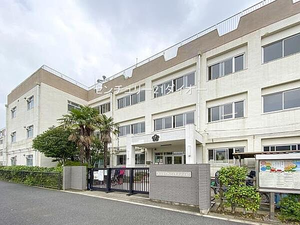 葛飾区立奥戸小学校まで550m