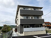 西条駅より徒歩31分 築4年8ヶ月 3階建の賃貸物件